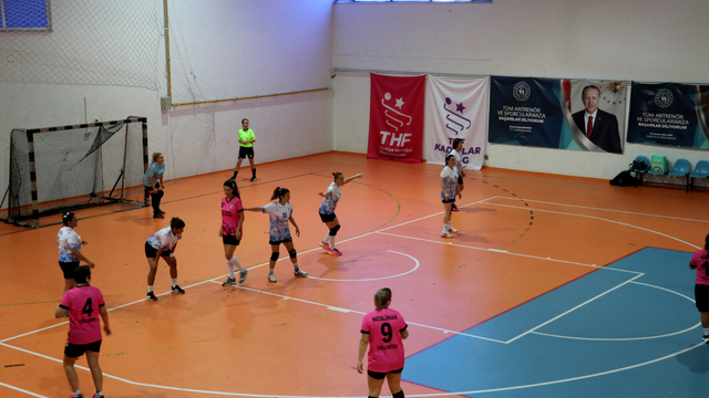 Tekirdağ'da, Cumhuriyet Kadınları Hentbol Turnuvası Yapıldı
