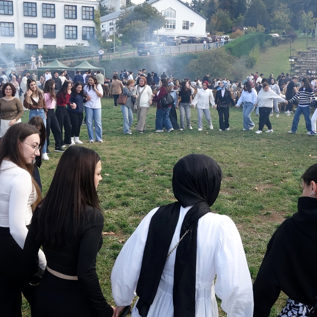 KTÜ'de renkli şölen; üniversiteliler, 3 ton hamsi tüketti