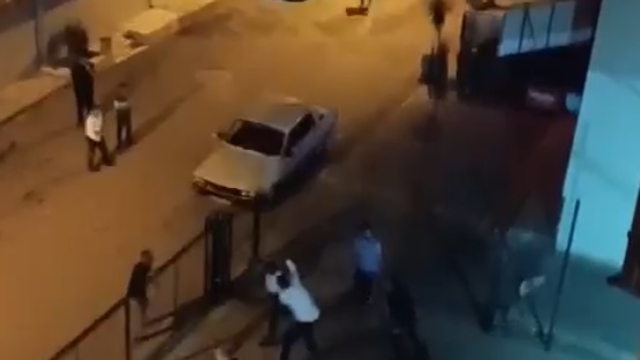 Tartıştıkları 2 kişiyle ayırmaya çalışanı dövdüler