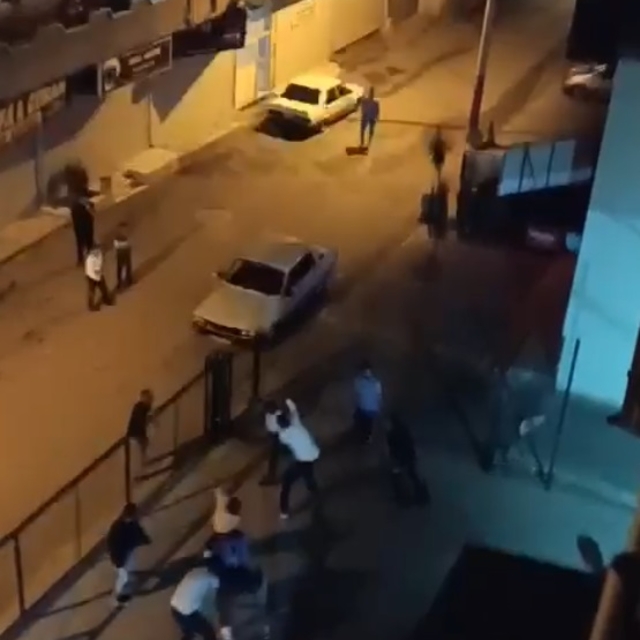 Tartıştıkları 2 kişiyle ayırmaya çalışanı dövdüler