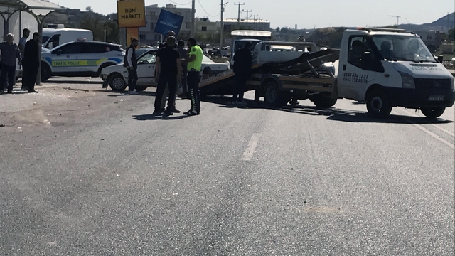 Mardin'de çarpışan otomobillerden biri durağa daldı: 4 yaralı