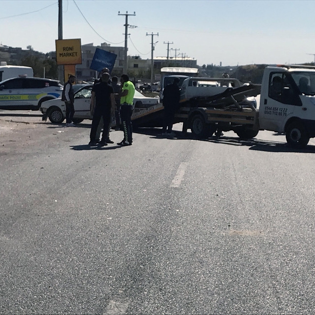 Mardin'de çarpışan otomobillerden biri durağa daldı: 4 yaralı