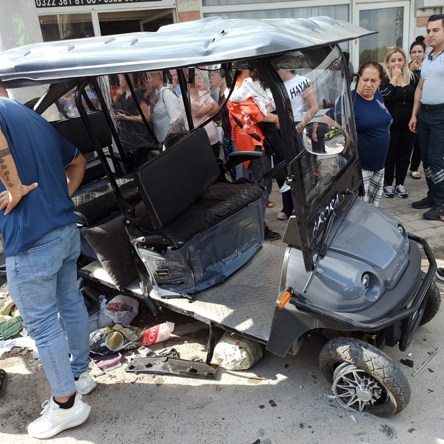 Adana'da otomobille çarpışan golf aracındaki 3 kişi yaralandı