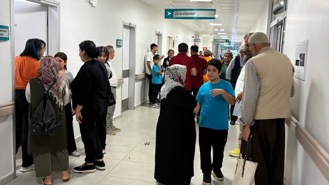 Tarsus'ta 26 öğrenci gıda zehirlenmesi şüphesiyle hastaneye kaldırıldı