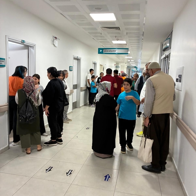 Tarsus'ta 26 öğrenci gıda zehirlenmesi şüphesiyle hastaneye kaldırıldı