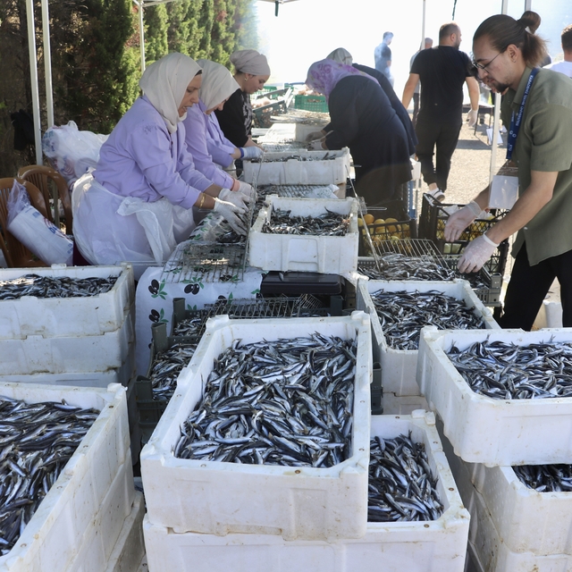 "KTÜ'ye Hoş Geldin" etkinliğine katılan öğrencilere 3 ton hamsi ikram edild...