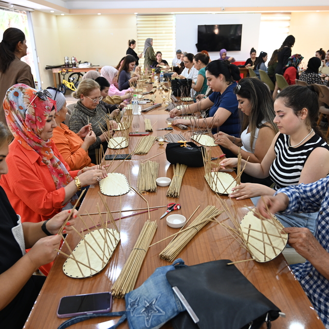 Kadirli ilçesinde kadınlar belediye kursunda sepet örmeyi öğreniyor