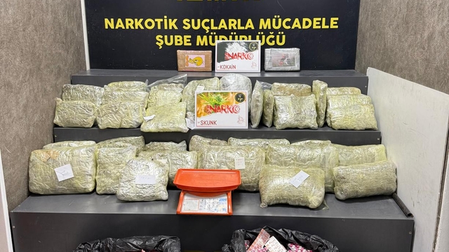 İzmir'de 30 kilo 406 gram uyuşturucu ele geçirildi