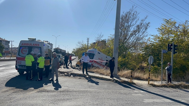 Aksaray'da ambulans ile otomobilin çarpışması sonucu 4 kişi yaralandı