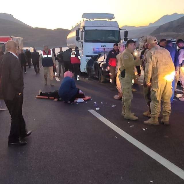 Van'da yakıt tankeri ile otomobil çarpıştı: 2 ölü, 4 yaralı