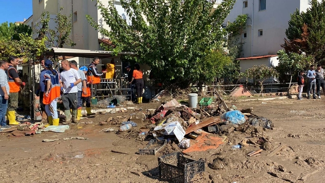 Foça'da selin izleri siliniyor