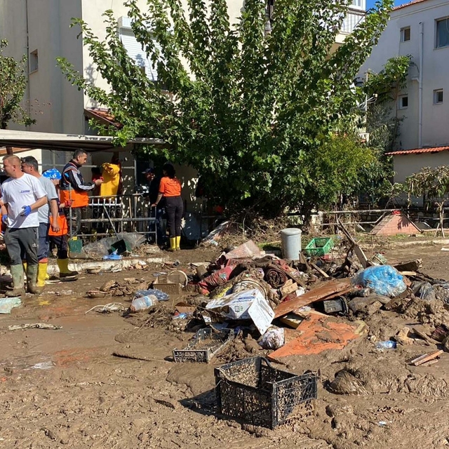 Foça'da selin izleri siliniyor