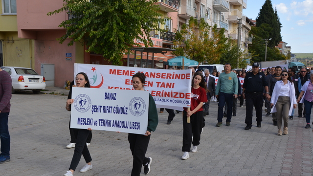 Banaz'da meme kanseri farkındalık yürüyüşü