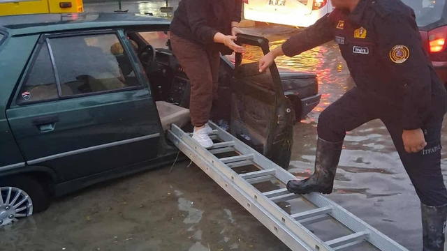 Çanakkale'de gök gürültülü sağanak etkili oldu