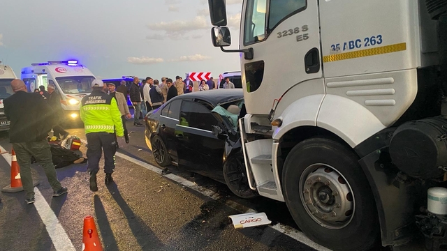 Van'da tanker ile otomobilin çarpışması sonucu 2 kişi öldü, 4 kişi yaralandı