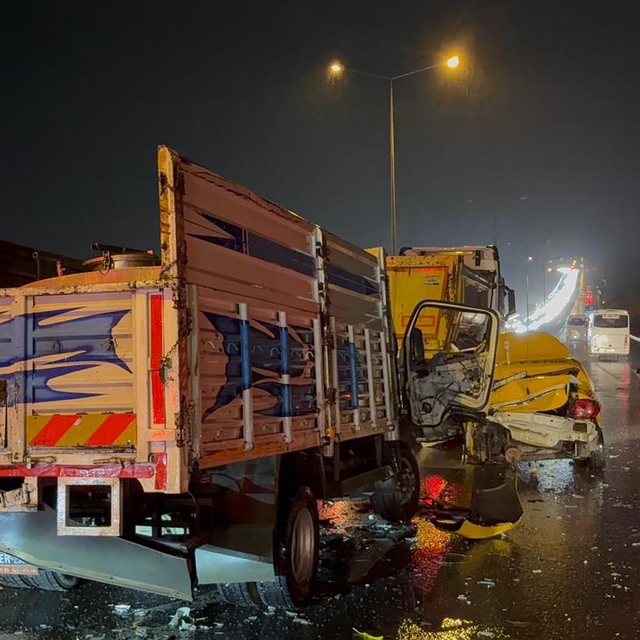 Ticari taksi iki kamyon arasında sıkıştı: 1 yaralı