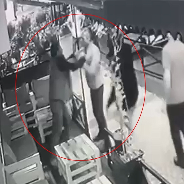 Alkollü içecek alamayınca tabancayla 4 kişiyi yaraladı: O anlar kamerada