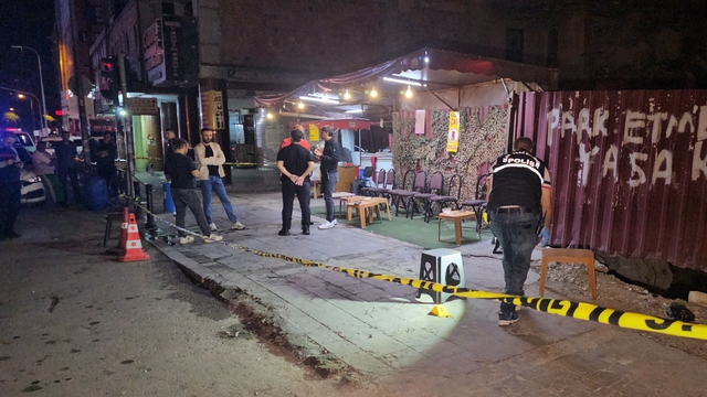 Çay ocağına bir ayda ikinci silahlı saldırı; kurşunlar polis aracına isabet etti