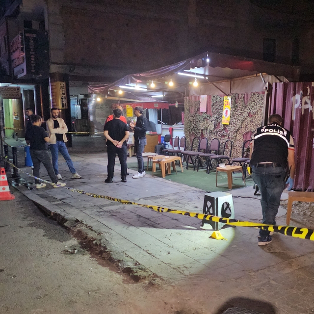 Çay ocağına bir ayda ikinci silahlı saldırı; kurşunlar polis aracına isabet...