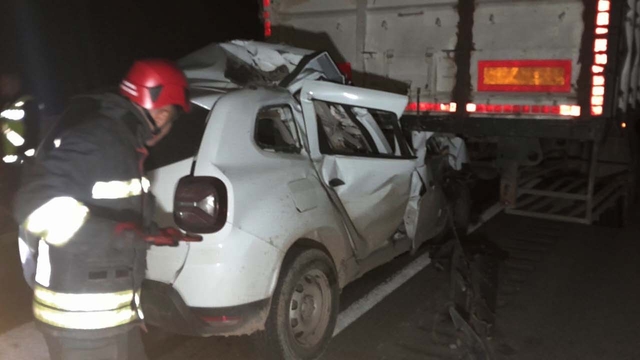 TIR'a çarpan otomobilin sürücüsü öldü