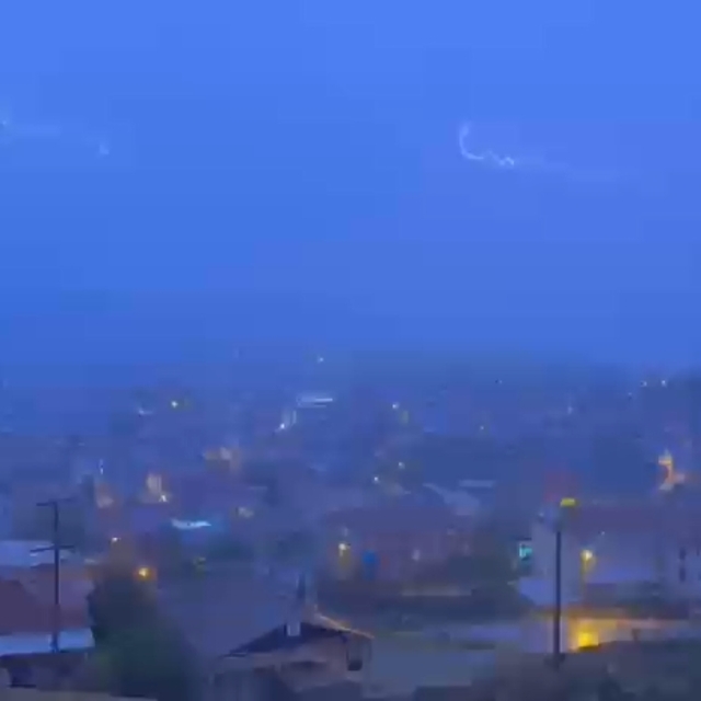 Bursa'da şimşekler geceyi aydınlattı