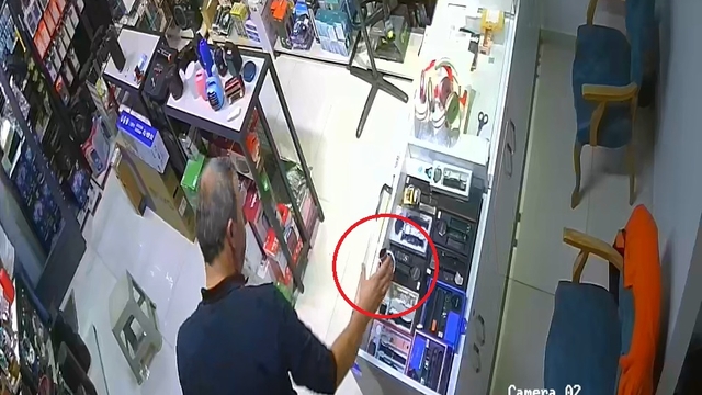 Bursa'da deprem sırasında panikle dışarıyı çıkarken çay bardağını da aldı; O anlar kamerada