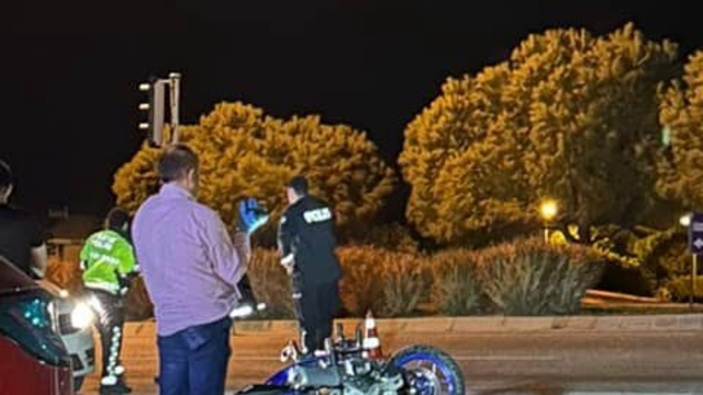 İzmir'de otomobille çarpışan motosikletteki 1 kişi öldü, 1 kişi yaralandı
