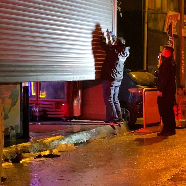 Bursa'da kapalı olan tekel bayiine tabanca ile ateş açıldı