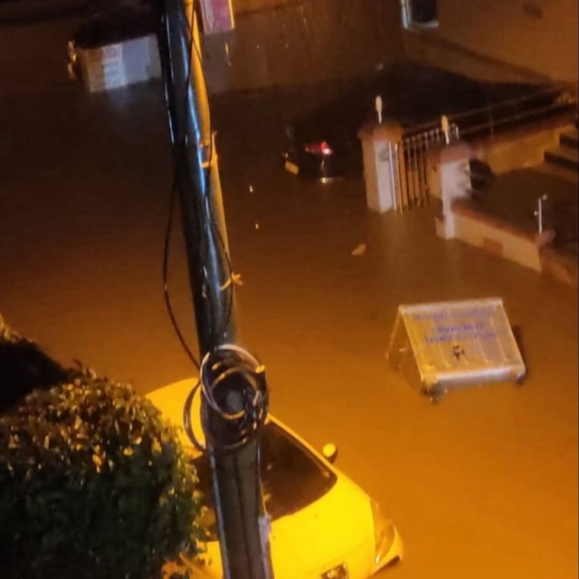 İzmir ve Manisa'da sağanak yağış etkili oldu