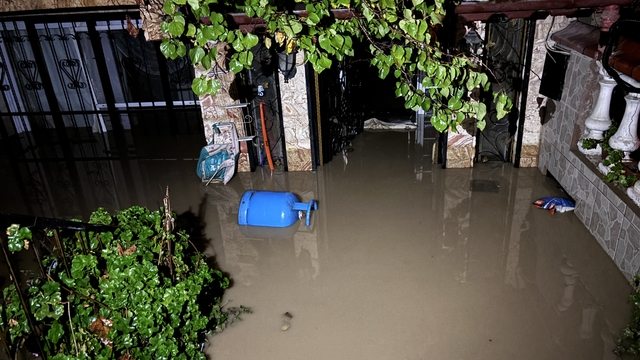 İzmir'in Bergama ilçesinde sağanak hayatı olumsuz etkiledi