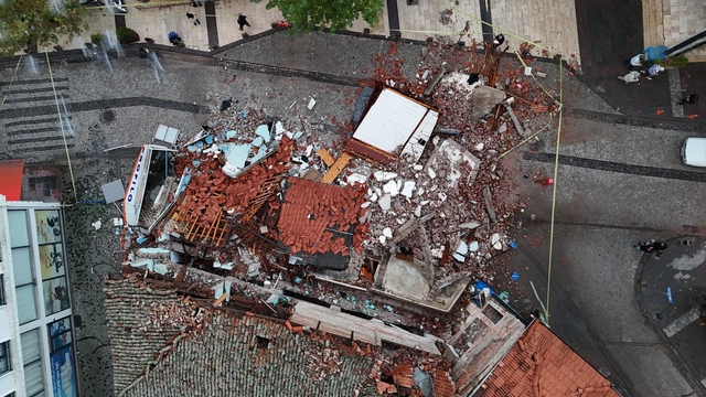 Sındırgı'da 6.1'lik depremde yıkılan ve hasar gören binalar havadan görüntülendi