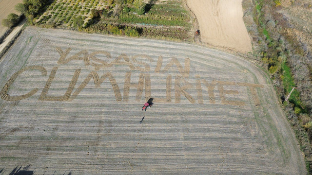 Ispartalı genç çiftçi tarlasına traktörle "Yaşasın Cumhuriyet" yazdı