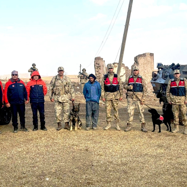 Jandarma, kayıp kişiyi iz takip köpekleriyle buldu