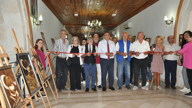 Mersin'de "Cumhuriyet ve Atatürk" temalı resim sergisi açıldı