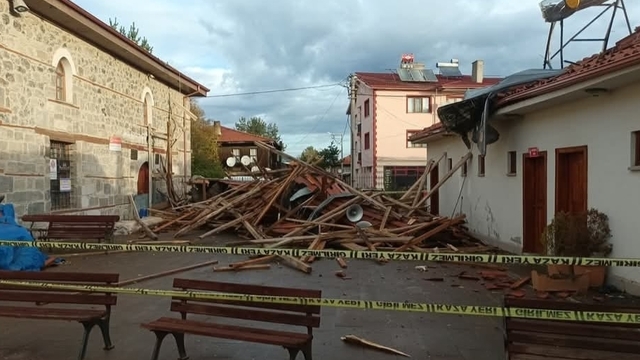 Dörtdivan'da fırtına cami minaresini devirdi