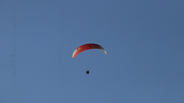 Cumhuriyet Bayramı dolayısıyla efe kıyafetleriyle yamaç paraşütü yaptılar