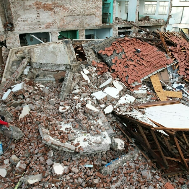 Sındırgı'da 6.1'lik depremde yıkılan ve hasar gören binalar havadan görüntü...