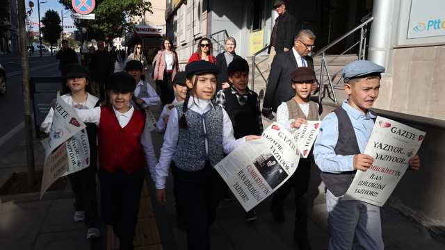 Sivas'ta öğrenciler Cumhuriyet'in ilanını duyuran temsili gazete dağıttı