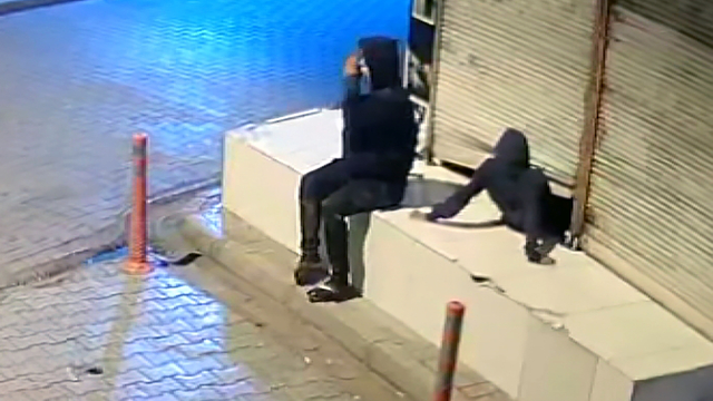 Kepengini kaldırıp, boşluktan girdikleri dükkandan cep telefonu çalan 3 kardeş yakalandı