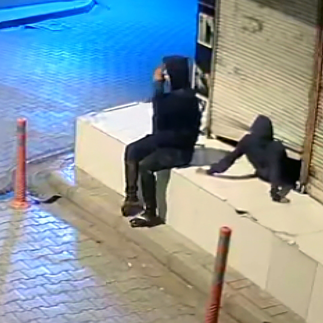 Kepengini kaldırıp, boşluktan girdikleri dükkandan cep telefonu çalan 3 kar...