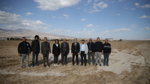 Üniversitenin tarım arazilerinde su tüketimini azaltmak amacıyla "ponza taşı" kullanılıyor