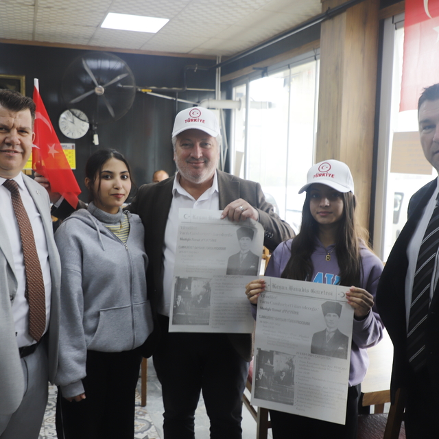 Cumhuriyet'in 102'nci yılında 102 öğrenci gazete, bayrak ve şapka dağıttı
