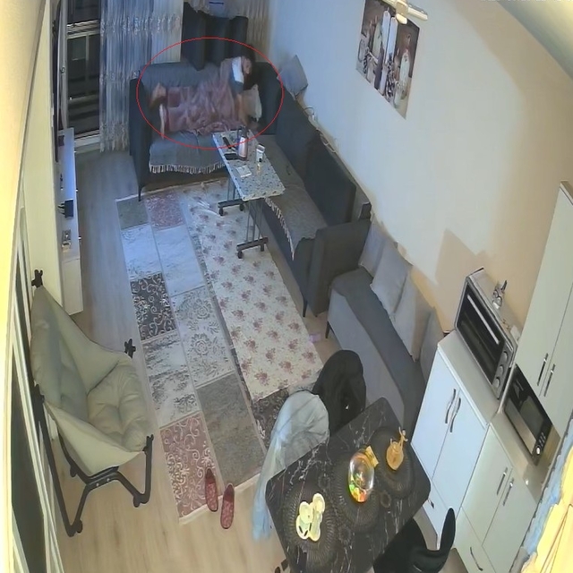 Depreme uyurken yakalanan kişinin yaşadığı panik kamerada