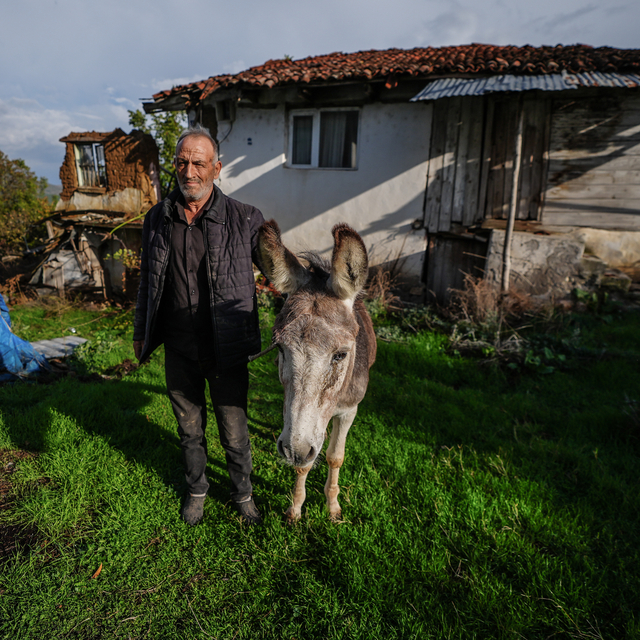 Sındırgı'da eşeği Kadife'yi enkazdan kurtaran sahibi duygusal anlar yaşadı