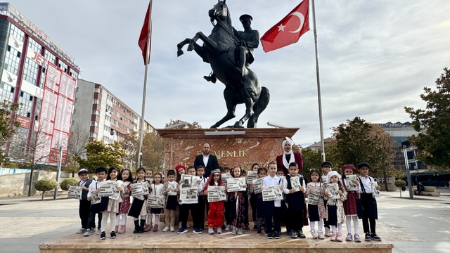 Kırşehir'de öğrenciler Cumhuriyet'in ilanını duyuran temsili gazeteyi dağıttı