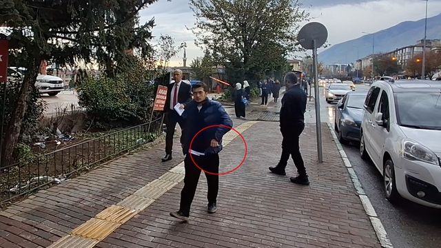 Tepki görünce geri dönüp yere attığı çöpleri topladı