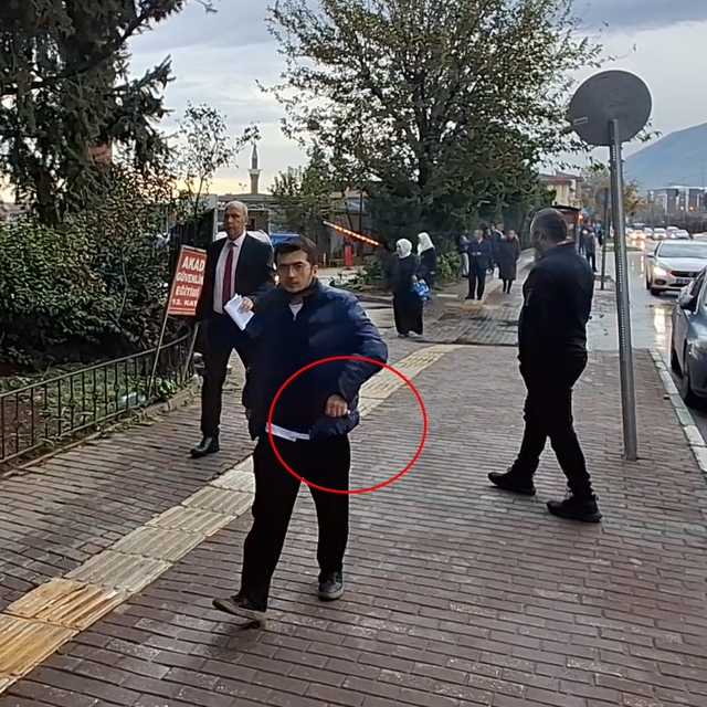 Tepki görünce geri dönüp yere attığı çöpleri topladı