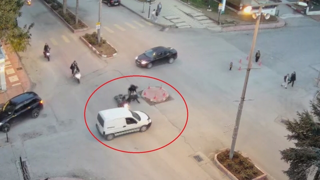 Hafif ticari araca çarpmamak için sürücüsünün ani fren yaptığı motosiklet devrildi