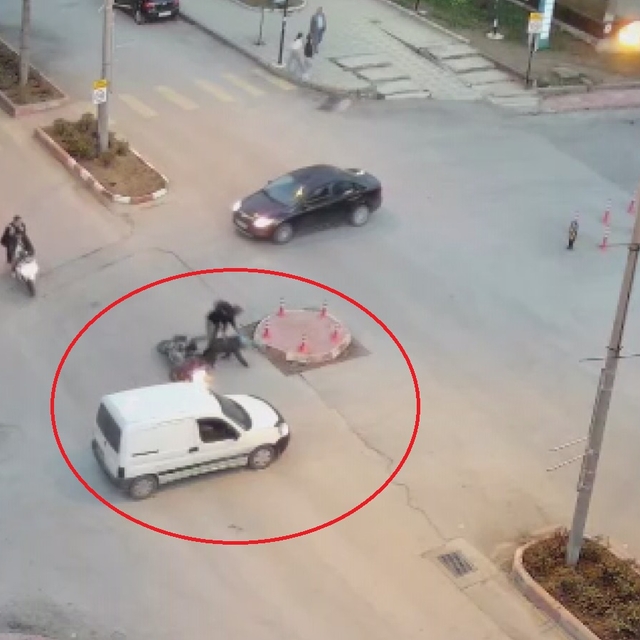 Hafif ticari araca çarpmamak için sürücüsünün ani fren yaptığı motosiklet d...