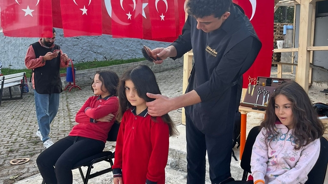 Tekkeköy'de öğrencilere Cumhuriyet Bayramı öncesi bayram tıraşı yapıldı